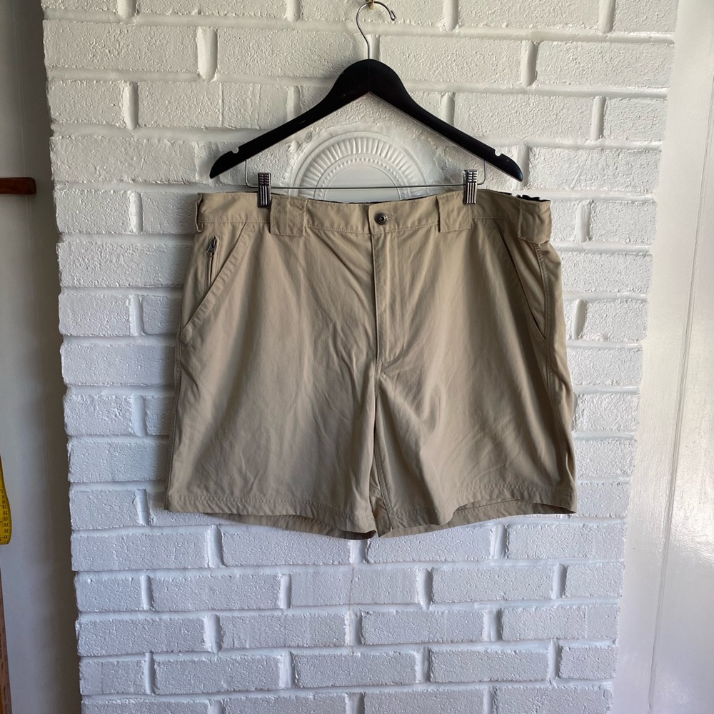 Duluth Trading shorts men's 2xl khaki Dry on the fly nylon hiking athleisure EUC